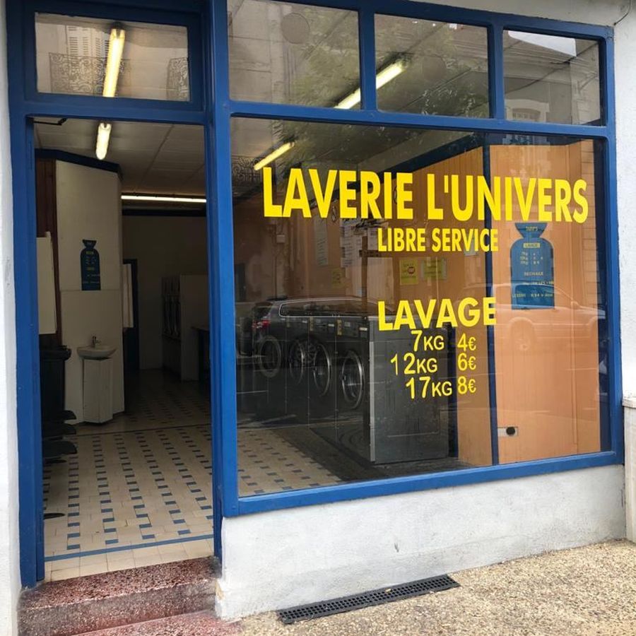 Devanture bleue et jaune de la Laverie L'Univers Libre Service, rue des Mobiles de Coulmiers à Périgueux