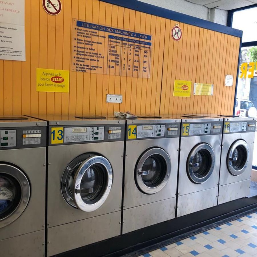 Rangée de lave-linge Primus numérotés le long de la vitrine