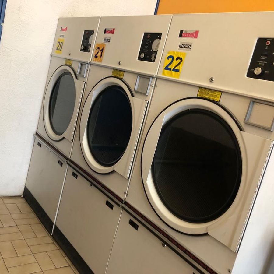 Trois sèche-linge grande capacité de la laverie